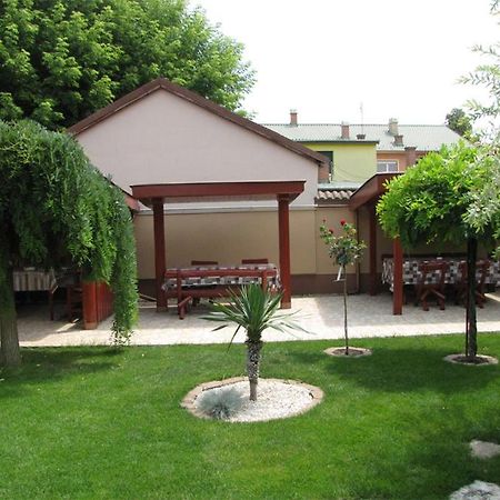 Вилла Szegfu Apartman Хайдусобосло Экстерьер фото
