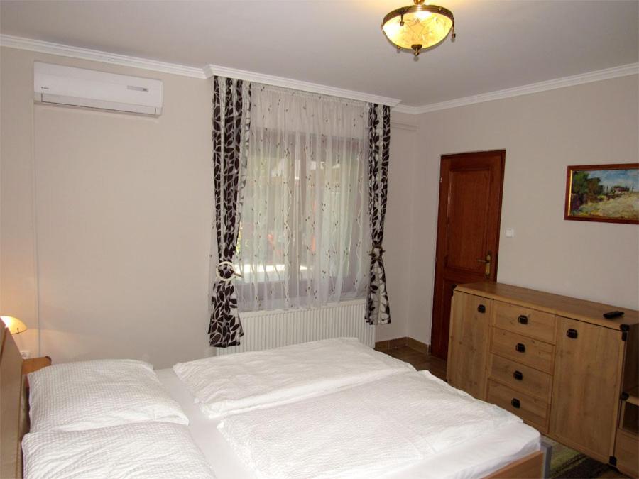 Вилла Szegfu Apartman Хайдусобосло Экстерьер фото