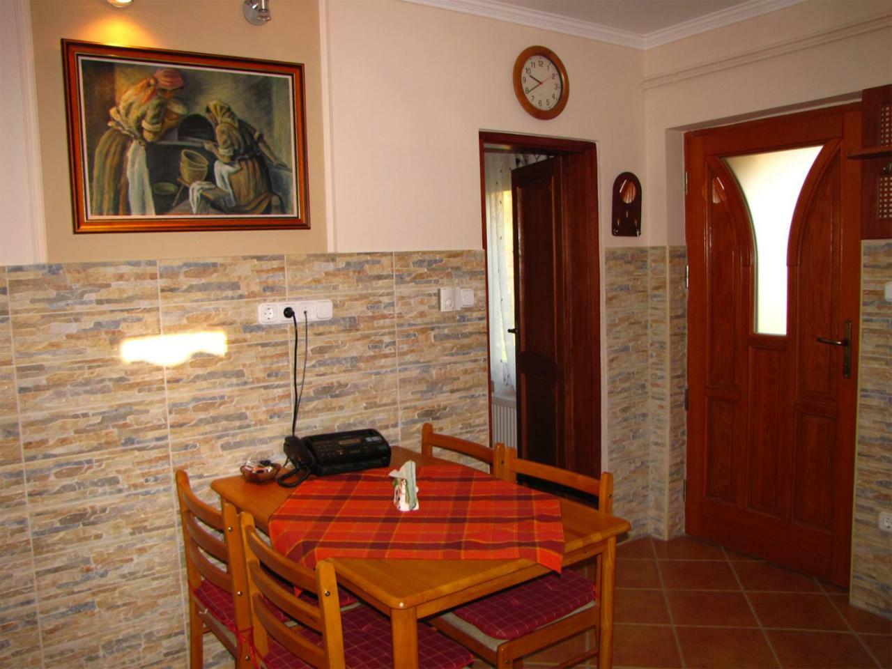 Вилла Szegfu Apartman Хайдусобосло Экстерьер фото