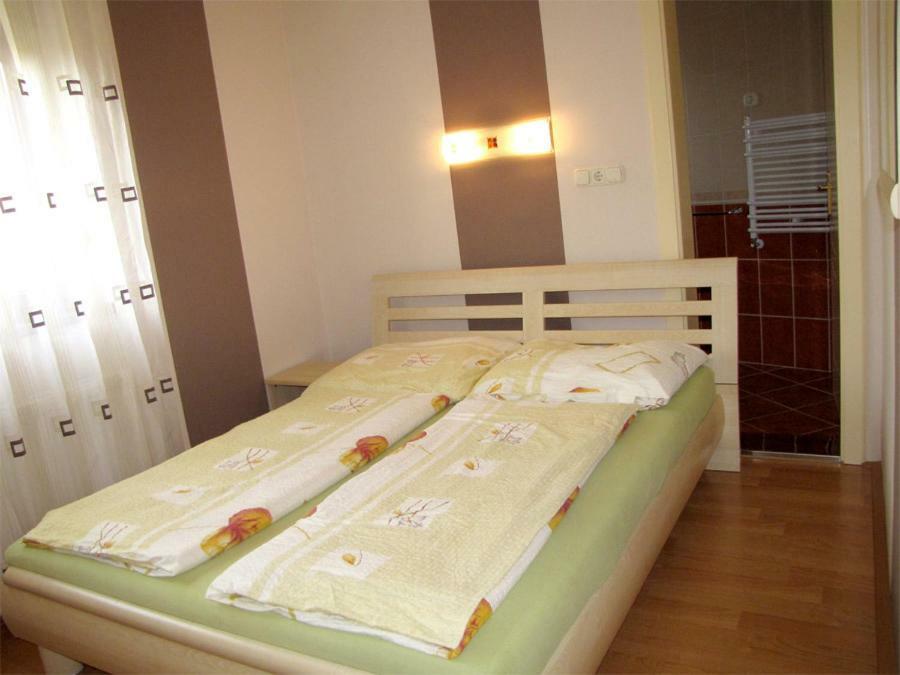 Вилла Szegfu Apartman Хайдусобосло Экстерьер фото